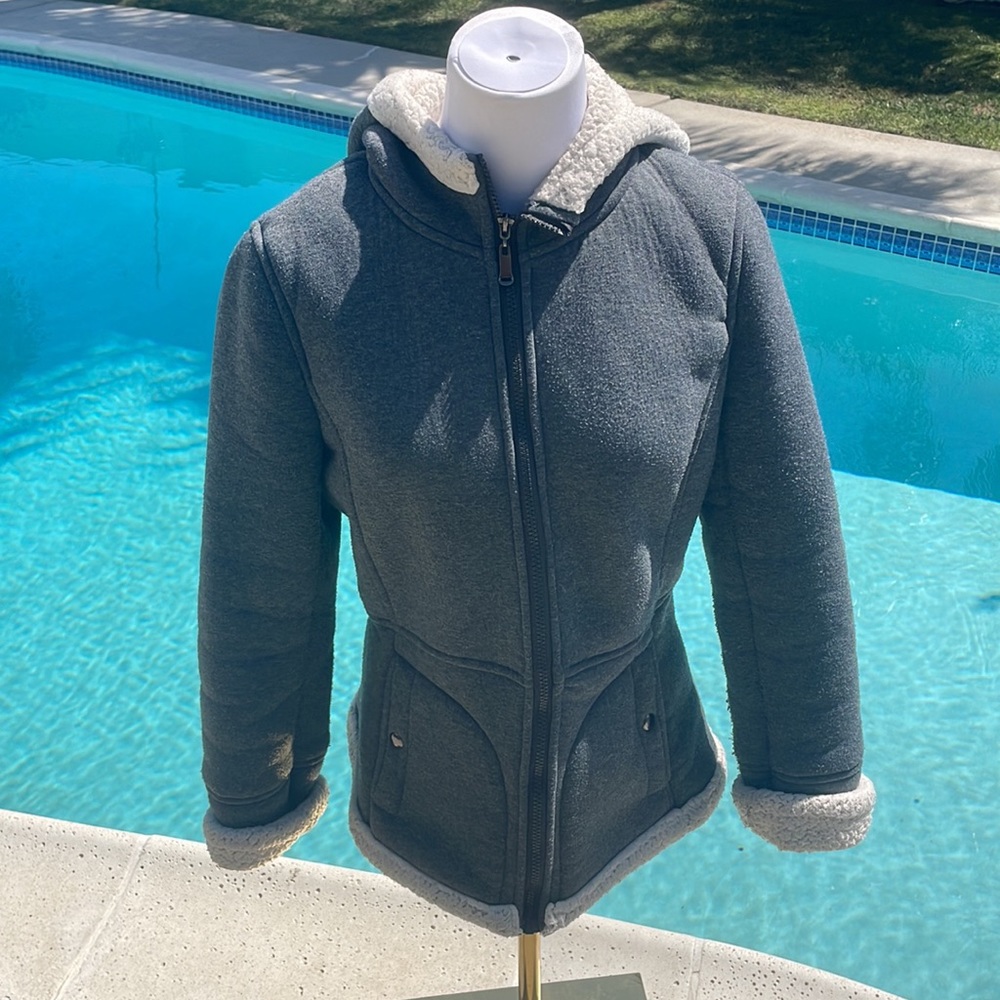 Cozy Weatherproof jacket with hood and button-close pockets | Size Small
